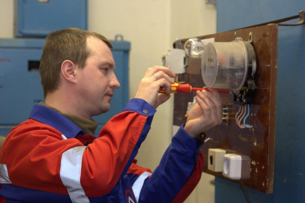 Сотрудники КС-Прикамье проводят проверку электрических счетчиков в соответствии с планом